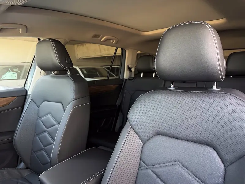 2026 Volkswagen Atlas 2.0T SE w/Technology FWD, dealer photo of this configuration